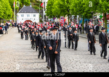 BERGEN, NORVÈGE - Avril 14, 2019 : les pompiers ancien véhicule sur street à Bergen, Norvège. Banque D'Images