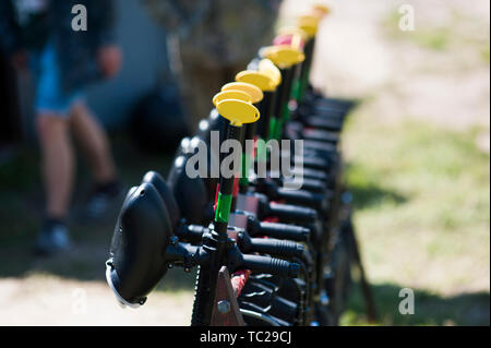 Pistolets de paintball sur une table en bois. Jouer paintball Banque D'Images