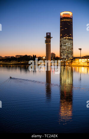 Canoéiste sur la rivière Guadalquivir, en face de Schindler et tours Sevilla, Séville, Espagne. Banque D'Images