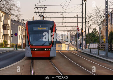 BERGEN, NORVÈGE - 5 Avril, 2019 : tramway moderne sur la rue à Bergen, Norvège. Banque D'Images