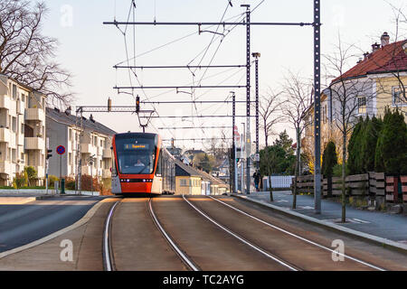 BERGEN, NORVÈGE - 5 Avril, 2019 : tramway moderne sur la rue à Bergen, Norvège. Banque D'Images