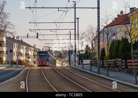 BERGEN, NORVÈGE - 5 Avril, 2019 : tramway moderne sur la rue à Bergen, Norvège. Banque D'Images