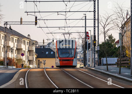 BERGEN, NORVÈGE - 5 Avril, 2019 : tramway moderne sur la rue à Bergen, Norvège. Banque D'Images