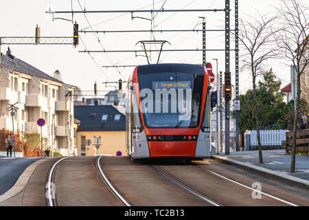 BERGEN, NORVÈGE - 5 Avril, 2019 : tramway moderne sur la rue à Bergen, Norvège. Banque D'Images