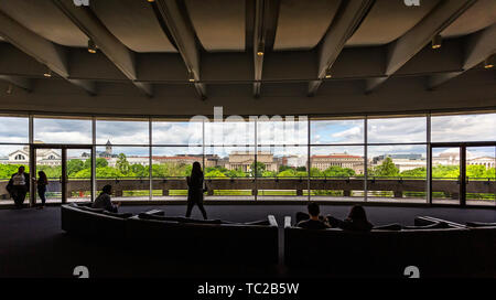 Vue sur le National Mall aux Archives de l'USA et d'autres bâtiments de l'intérieur du Hirshhorn Museum à Washington DC, USA le 14 mai 2019 Banque D'Images