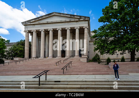 Le bâtiment de la galerie d'art nationale avec des marches menant à l'entrée vue de Madison Drive, Washington DC, USA le 14 mai 2019 Banque D'Images