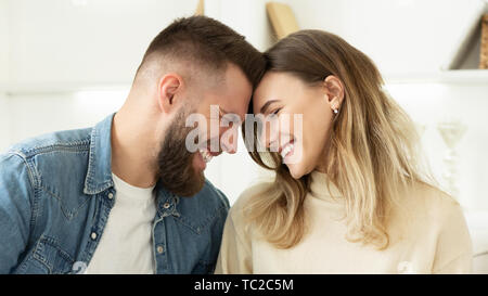 Couple aimant profiter de moment de tendresse de toucher leur front Banque D'Images