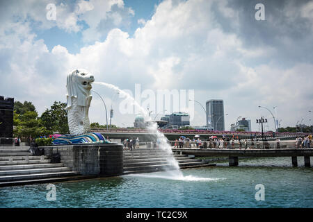 La mer à Marina Bay, Singapour Lion Banque D'Images