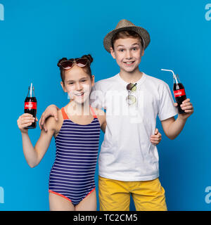 Little Boy and girl drinking Coca-Cola Classique avec paille Banque D'Images