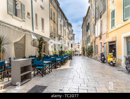 Rue avec restaurant et terrasse en ville de Saint Tropez Côte d'Azur, dans le sud de la France Banque D'Images