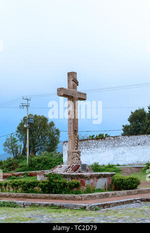 Croix en face de l'église et le couvent Oxtotipac, au Mexique. L'ancien couvent de Saint Jean l'Évangéliste est icône de l'architecture historique de Teoti Banque D'Images