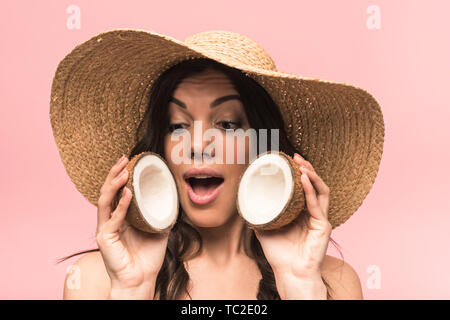 Chapeau de paille femme surprise en maillot et tenue de coco rose isolé sur Banque D'Images