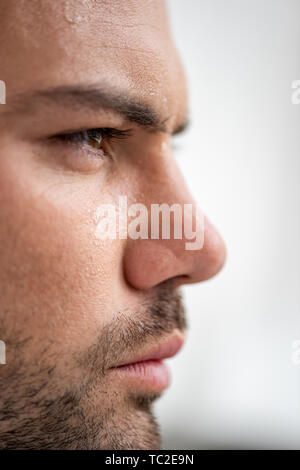 Portrait of handsome man avec transpiration visage souffrant de la chaleur sur fond blanc Banque D'Images
