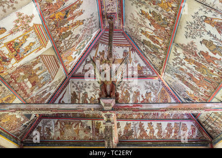 Klungkung, Bali, Indonésie - 26 Février 2019 : Pavillon flottant au Palais Royal a les côtés ouverts. Plein de peintures au plafond sur la philosophie hindoue. Être Banque D'Images