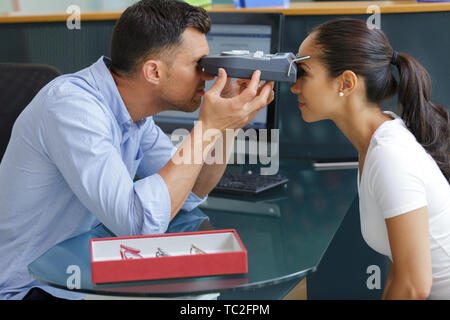 Les jeunes couples yeux womans Banque D'Images
