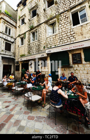 Cafés et restaurants dans la vieille ville de Kotor. Banque D'Images