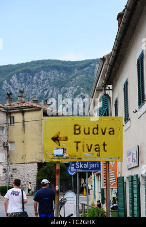 Un panneau routier à Budva, Kotor, Monténégro dans Tivat. Banque D'Images