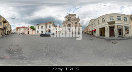 Vue panoramique à 360° de Vilnius, Lituanie. Mai 2019. 360 vue panoramique de l'église de St Theresa et l'Aurora Gate
