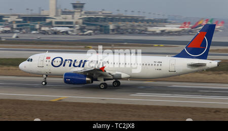 ISTANBUL, TURQUIE - le 19 janvier 2019 : Onur Air Airbus A320-233 (CN 912) décolle de l'aéroport Ataturk d'Istanbul. Onur Air a 29 119 taille de la flotte et des Banque D'Images