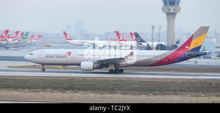 ISTANBUL, TURQUIE - le 19 janvier 2019 : Asiana Airlines Airbus A330-323E (CN 1211) décolle de l'aéroport Ataturk d'Istanbul. Asiana Airlines a flotte 84 Banque D'Images