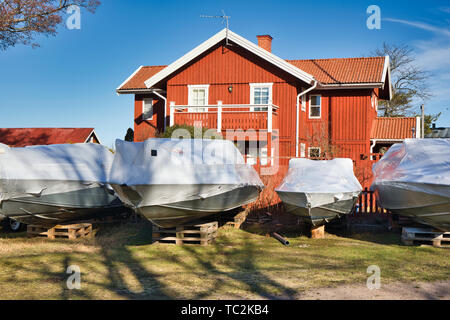 Villa bois extérieur sur des plateformes en bois et protégé par couvre en hiver, Sandhamn island, archipel de Stockholm, Suède, Scandinavie Banque D'Images