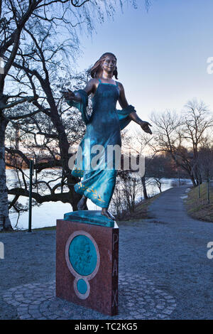 Statue de la Vierge qui travaillent pour la paix dans le monde par Peter Linde (2016), Djurgarden Stockholm Suède Banque D'Images