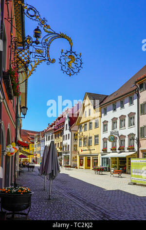 Rue pittoresque à Wangen im Allgäu, Bade-Wurtemberg, Allemagne. Une ville historique au Bade-Wurtemberg. Banque D'Images