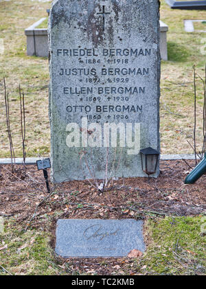 Tombe de la famille de l'actrice suédoise Ingrid Bergman avec sa pierre tombale dans l'avant-plan, Norra Begravningsplatsen cimetière, Solna, Suède Stockholm Banque D'Images