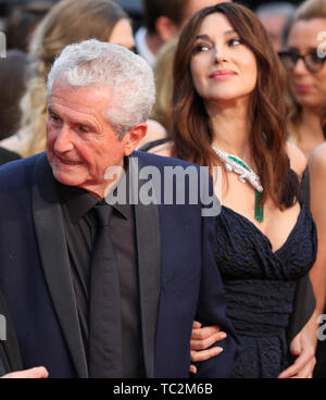 CANNES, FRANCE - 18 MAI : Claude Lelouch et Monica Bellucci assister à la projection de "Les Plus Belles Années d'une vie' pendant la 72e Cannes Film Fes Banque D'Images