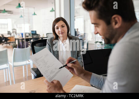 Smiling manager interviewing un demandeur dans son bureau Banque D'Images