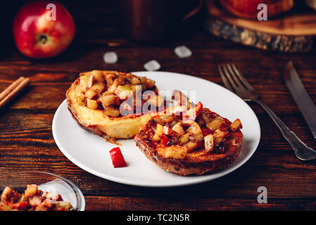 Toasts à la française avec des morceaux de pomme à la cannelle caramélisée Banque D'Images