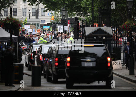 Londres, Royaume-Uni. 04 Juin, 2019. 'La Bête' conduit la cavalcade présidentielle hors de Downing Street après Donald Trump (Président des États-Unis), et de la Première Dame Melania Trump, ont été accueillis à Downing Street par Theresa Mai (Premier Ministre du Royaume-Uni), et son mari Philip Mai. Le Président a rencontré le Premier ministre lors de sa visite d'état du Royaume-Uni. Donald Trump, visite d'État, Downing Street, Londres, Royaume-Uni le 4 juin 2019. Crédit : Paul Marriott/Alamy Live News Banque D'Images