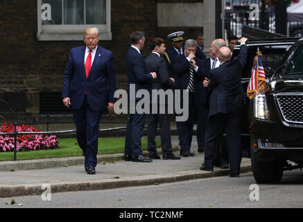 Londres, Royaume-Uni. 04 Juin, 2019. Donald Trump (Président des États-Unis), marche jusqu'à Downing Street rencontrez Theresa Mai (Premier Ministre du Royaume-Uni), et son mari Philip Mai. Le Président a rencontré le Premier ministre lors de sa visite d'état du Royaume-Uni. Donald Trump, visite d'État, Downing Street, Londres, Royaume-Uni le 4 juin 2019. Crédit : Paul Marriott/Alamy Live News Banque D'Images