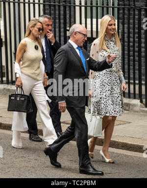 Londres, Royaume-Uni. 4 juin, 2019. Ivanka Trump, flanqué de l'Ambassadeur des Etats-Unis en Grande-Bretagne Woody Johnson et son épouse Suzanne Ircha arriver au 10 Downing Street pour une réunion le deuxième jour du président américain et de la Première Dame de trois jours de visite d'État. Gary Mitchell/Alamy Live News. Banque D'Images