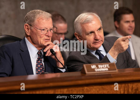 Sénateurs James Inhofe (républicain de l'Illinois)(L) et Jack Reed(Démocrate du Rhode Island)(R) participer à l'audience du Comité des forces armées du Sénat sur le général John W. Raymond, USAF pour la nouvelle nomination au grade de général et d'être commandant, United States Space Command et commandant, Air Force Space Command et le Dr Christopher J. Scolese pour être directeur du National Reconnaissance Office sur la colline du Capitole à Washington, DC, le 4 juin, 2019. Crédit : Chris Kleponis/CNP /MediaPunch Banque D'Images