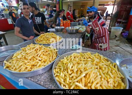 Beyrouth, Liban. 4 juin, 2019. Un vendeur vend de la nourriture dans un parc d'amusement pendant les fêtes de l'Aïd al-Fitr à Beyrouth, Liban, le 4 juin 2019. Credit : Bilal Jawich/Xinhua/Alamy Live News Banque D'Images