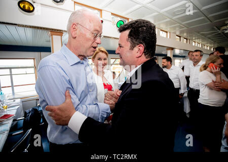 Berlin, Allemagne. 04 Juin, 2019. Rudolf Scharping (SPD, l), ancien ministre de la Défense, et Hubertus Heil (SPD, r), la ministre fédérale du Travail, eux-mêmes bienvenue en face de Franziska Giffey, SPD (M), Ministre fédéral de la famille, sur le MS Havel Reine avant de partir pour le Seeheimer Kreis asparagus croisière sur le lac de Wannsee. Le Seeheimer Kreis, un groupe de travail composé de membres de SPD du parlement, a été l'organisation du voyage d'asperges depuis 1961. Credit : Christoph Soeder/dpa/Alamy Live News Banque D'Images