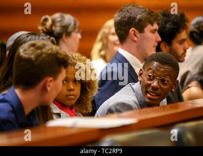 Portland, Oregon, USA. 4 juin, 2019. Les jeunes demandeurs au Juliana v United States climate change action recueillir dans un palais de justice fédéral en vue d'une audience devant un panel de juges avec la neuvième cour d'appel dans la région de Portland. La poursuite a été intentée contre le gouvernement des États-Unis par 21 jeunes en 2015. Crédit : Robin/Loznak ZUMA Wire/Alamy Live News Banque D'Images