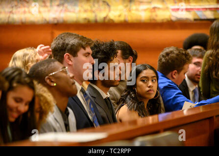 Portland, Oregon, USA. 4 juin, 2019. Les jeunes demandeurs au Juliana v United States climate change action recueillir dans un palais de justice fédéral en vue d'une audience devant un panel de juges avec la neuvième cour d'appel dans la région de Portland. La poursuite a été intentée contre le gouvernement des États-Unis par 21 jeunes en 2015. Crédit : Robin/Loznak ZUMA Wire/Alamy Live News Banque D'Images