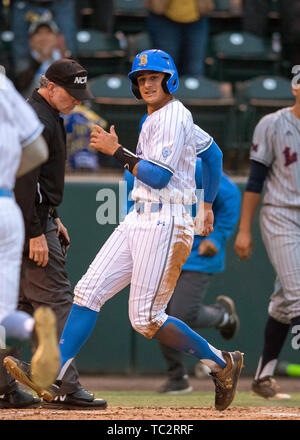 Los Angeles, CA, USA. 06Th Juin, 2019. Joueur de UCLA (18) Chase Socken marque un point lors d'une élimination régionale de la NCAA match entre les Lions et la LMU UCLA Bruins à Jackie Robinson Stadium à Los Angeles, Californie. Défait 6-3. LMU UCLA (Crédit obligatoire : Juan Lainez/MarinMedia.org/Cal Sport Media) Credit : csm/Alamy Live News Banque D'Images