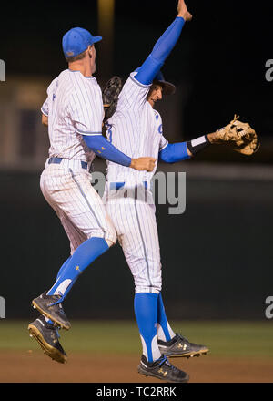 Los Angeles, CA, USA. 06Th Juin, 2019. Joueur de UCLA (18) Chase Socken célèbre avec coéquipiers après les Bruins hist a remporté l'élimination régionale de la NCAA match entre les Lions et la LMU UCLA Bruins à Jackie Robinson Stadium à Los Angeles, Californie. Défait 6-3. LMU UCLA (Crédit obligatoire : Juan Lainez/MarinMedia.org/Cal Sport Media) Credit : csm/Alamy Live News Banque D'Images