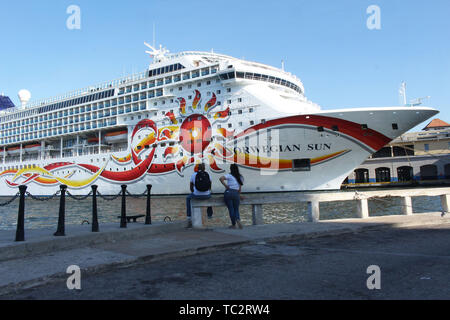 La Havane, Cuba. 01 Juin, 2019. Il y a un bateau de croisière au port de La Havane. Le gouvernement du président américain Trump restreint le déplacement des citoyens américains à Cuba et s'est également arrêté croisières dans les pays sous domination communiste. Les citoyens américains n'auront plus le droit de voyager à Cuba en croisière ou d'autres navires à passagers, yachts ou un aéronef privé ou d'entreprise, le Département d'État a annoncé à Washington. Guillermo Nova/dpa/Alamy Live News Banque D'Images