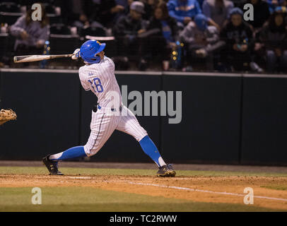 Los Angeles, CA, USA. 06Th Juin, 2019. Le voltigeur de l'UCLA (18) Jeremy Ydens hits un triple lors d'une élimination régionale de NCAA match entre les Lions et la LMU UCLA Bruins à Jackie Robinson Stadium à Los Angeles, Californie. Défait 6-3. LMU UCLA (Crédit obligatoire : Juan Lainez/MarinMedia.org/Cal Sport Media) Credit : csm/Alamy Live News Banque D'Images