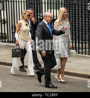 Londres, Royaume-Uni. 04 Juin, 2019. London.UK. Ivanka Trump, flanqué de l'Ambassadeur des Etats-Unis en Grande-Bretagne Woody Johnson et son épouse Suzanne Ircha comme premier ministre Theresa Mai et mari Philip peut nous accueillir le Président Donald Trump et la Première Dame Melania Trump au 10 Downing Street pour une réunion le deuxième jour du président américain et de la Première Dame de trois jours de visite d'État. 4 juin 2019. Ref : CMT386 Mo3000-040619 Gary Mitchell/Monument des médias. Credit : CMT MEDIA/Alamy Live News Banque D'Images