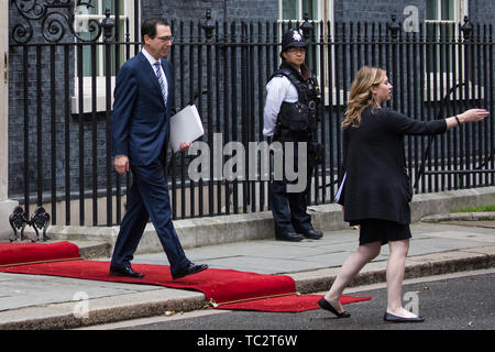 Londres, Royaume-Uni. 4 juin, 2019. Steven Mnuchin, Secrétaire du Conseil du Trésor, les feuilles 10 Downing Street après le déjeuner et les pourparlers bilatéraux entre le premier ministre Theresa May, président Trump et leurs délégations respectives lors de la deuxième journée de la visite d'État des États-Unis. Credit : Mark Kerrison/Alamy Live News Banque D'Images