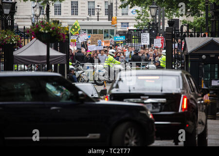 Londres, Royaume-Uni. 4 juin, 2019. Les manifestants nous regarder le cortège du président Donald Trump quitter Downing Street sur le deuxième jour de sa visite d'état du Royaume-Uni. Credit : Mark Kerrison/Alamy Live News Banque D'Images