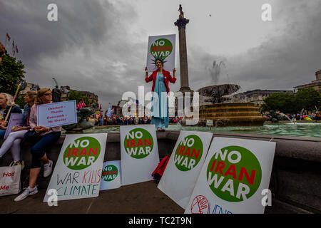 4 juin 2019 - Londres, Royaume-Uni. Une femme vêtue comme la Statue de la liberté est titulaire d'une affiche "Pas de guerre de l'Iran comme des milliers répondre à Trafalgar Square pour envoyer un message clair que le Président Trump n'est pas la bienvenue ici à cause de son déni climatique, le racisme, l'islamophobie, la misogynie et l'intolérance. Sa politique de haine et de division ont alimenté l'extrême droite à travers le monde. Ils ont marché jusqu'à un rassemblement à Whitehall, près de l'endroit où il devait rencontrer Theresa mai avec des discours de Jeremy Corbyn, Caroline Lucas et d'autres dirigeants politiques et militants, puis à un autre rassemblement à la place du Parlement. Peter Marshall AMP Banque D'Images