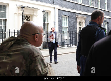 Londres, Royaume-Uni. 04 Juin, 2019. Chancelier de l'Échiquier Philip Hammond quitte Numéro 11 Downing Street avant de Donald Trump (Président des États-Unis), et de la Première Dame Melania Trump, sont accueillis à Downing Street par Theresa Mai (Premier Ministre du Royaume-Uni), et son mari Philip Mai. Le Président a rencontré le Premier ministre lors de sa visite d'état du Royaume-Uni. Donald Trump, visite d'État, Downing Street, Londres, Royaume-Uni le 4 juin 2019. Crédit : Paul Marriott/Alamy Live News Banque D'Images