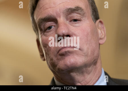 Washington, District de Columbia, Etats-Unis. 4 juin, 2019. États-unis le sénateur Mark Warner (démocrate de Virginie) parle aux médias après avoir assisté à un déjeuner de la politique sur la colline du Capitole à Washington, DC, le 4 juin, 2019. Crédit : Chris Kleponis/CNP Crédit : Chris Kleponis/CNP/ZUMA/Alamy Fil Live News Banque D'Images