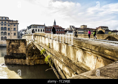 Florence, Florence, Italie. 18 déc, 2012. Le Ponte Santa Trinita (Holy Trinity Bridge), le plus ancien pont en arc elliptique dans le monde. Florence, Province de Florence, en Italie. Credit : Ricardo Ribas SOPA/Images/ZUMA/Alamy Fil Live News Banque D'Images